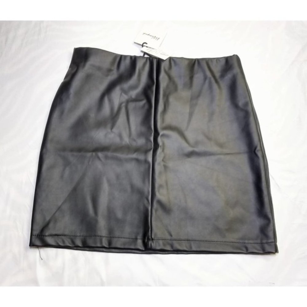 Revamped Women's Medium Mini Skirt NWT Solid Black Faux Leather